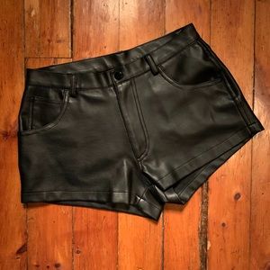 Faux Leather H&G shorts with fully functional pockets & belt loops 🖤😎🔥